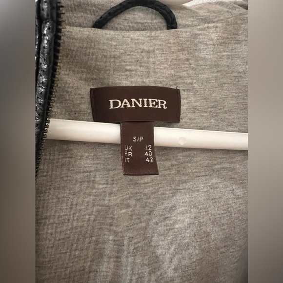 Mint condition leather jacket with a hoodie like inside - Picture 6 of 12